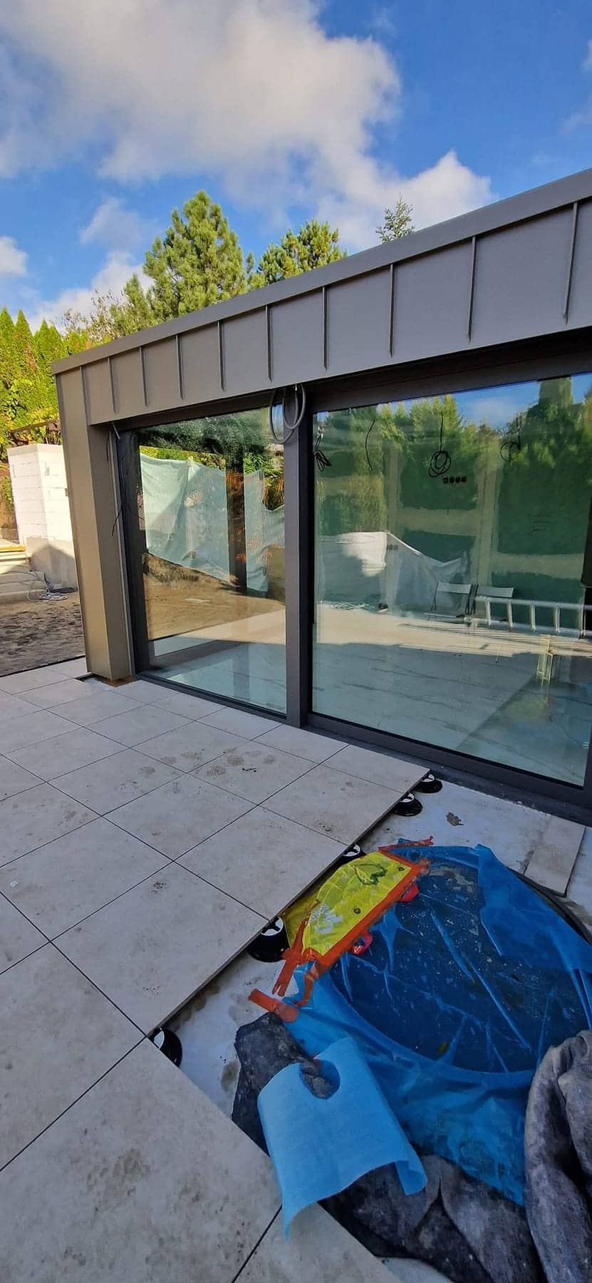 Roh záhradného pavilónu s falcovaným plechovým obkladom, Bratislava — BIRM