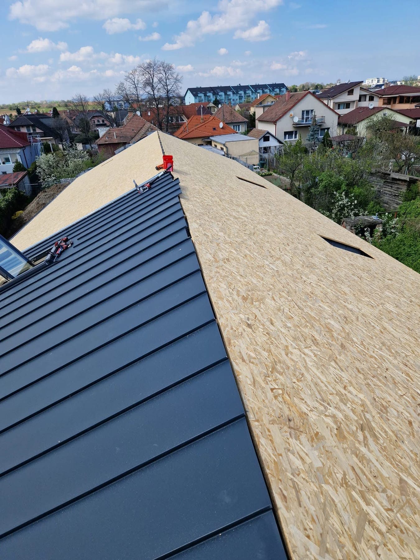 Celoplošné OSB debnenie strechy pripravené pod falcovaný plech, Bratislava — BIRM