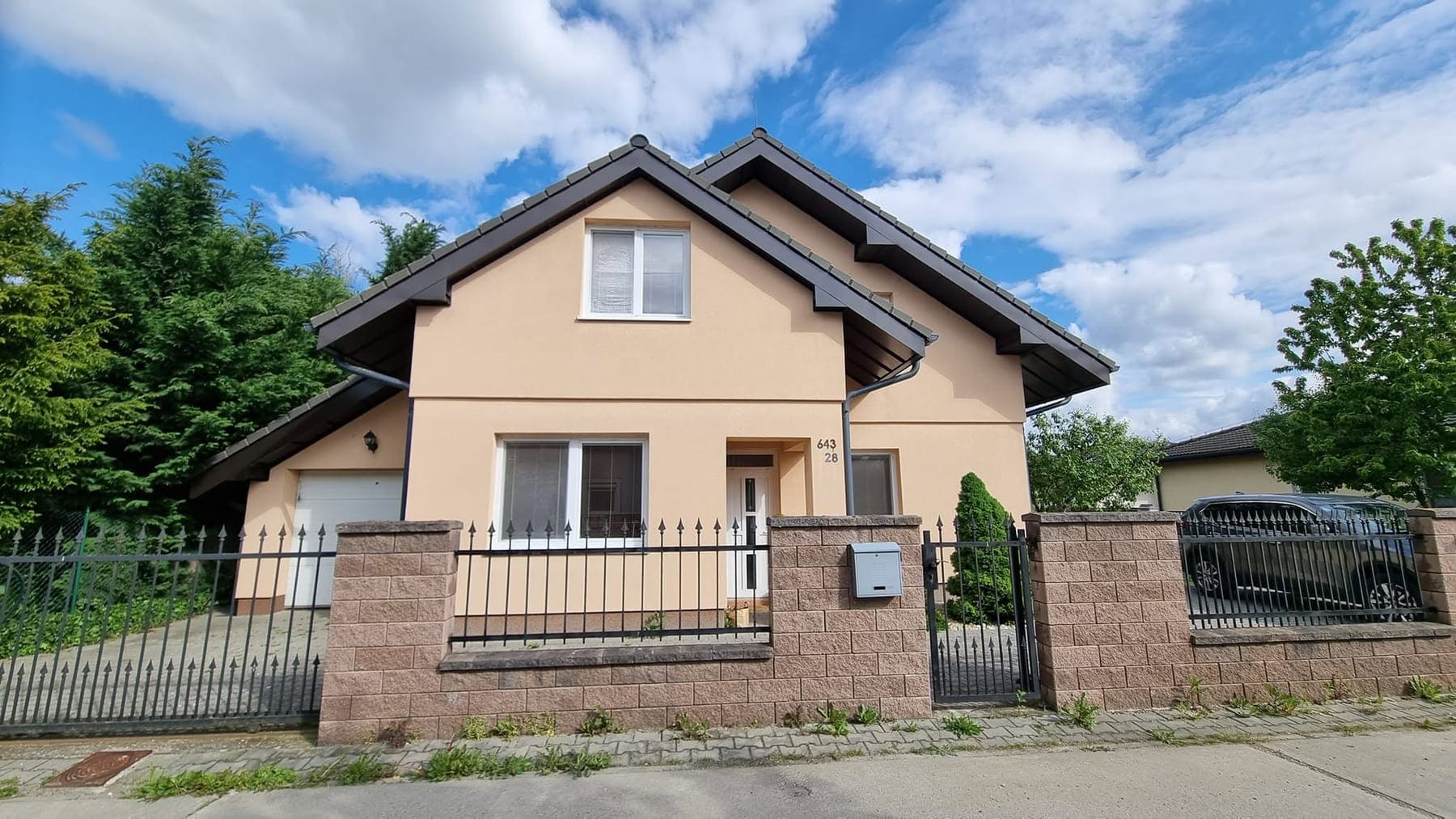 Rodinný dom s novým odkvapovým systémom a oplechovaním štítov, Bratislava — BIRM