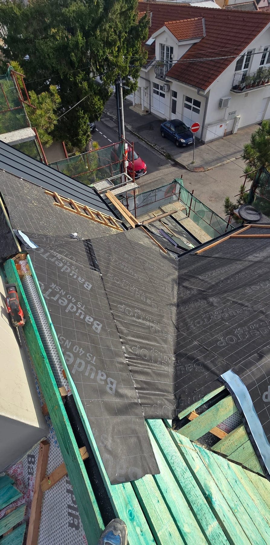 Nová poistná hydroizolácia a debnenie na rekonštruovanej valbovej streche, pohľad zhora, Bratislava — BIRM