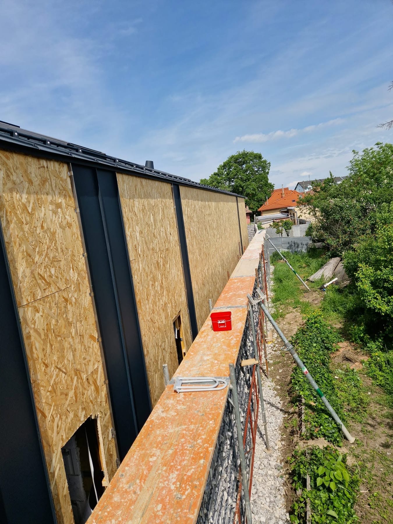 Montáž falcovaného plechového obkladu fasády na OSB podklad — BIRM