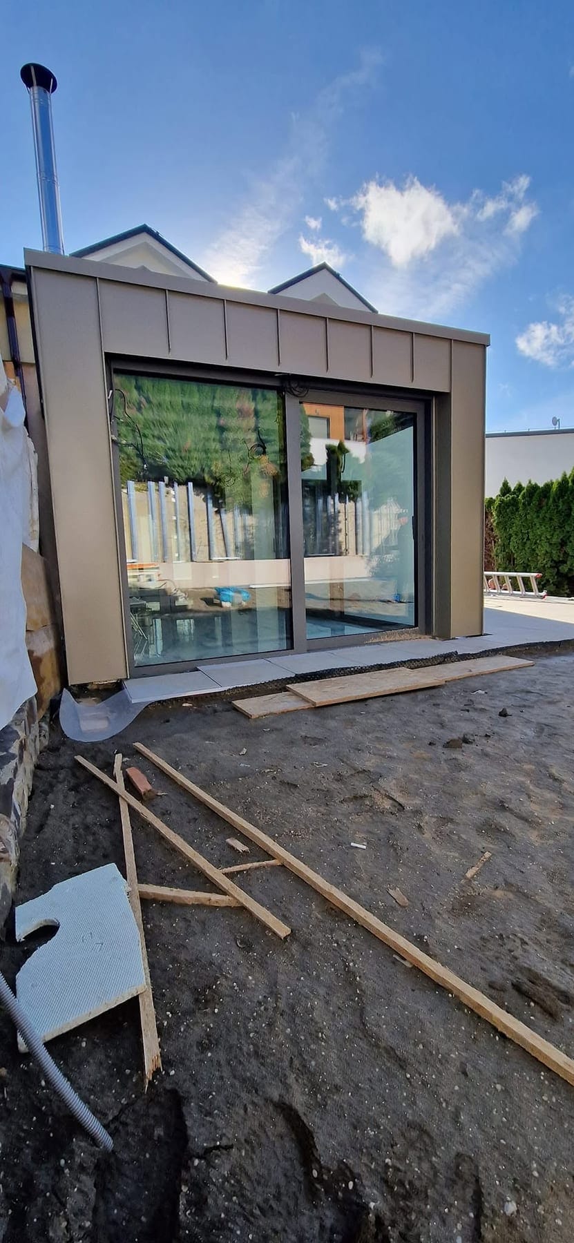 Záhradný pavilón s bronzovým falcovaným plechovým obkladom a celopresklenou stenou, Bratislava — BIRM